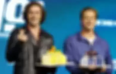 Brad Pitt (kanan) dan Aaron Taylor-Johnson berpose dengan kue berbentuk kantong keberuntungan Korea yang disebut 