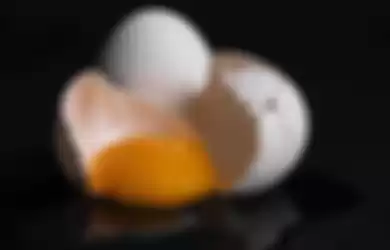 Heboh video karyawan dipaksa makan telur mentah.