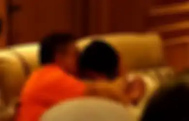 Pelukan Hangat Ferdy Sambo untuk Istrinya yang Terisak saat Rekonstruksi Pembunuhan Brigadir J, Wapres: 'Jangan Ada yang Ditutupi'
