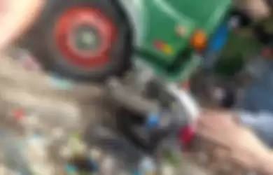 Saksi sampai bergidik lihat kondisi korban truk trailer maut di Bekasi. Korbannya banyak anak-anak baru pulang sekolah. Foto kecelakaan disebarkan.