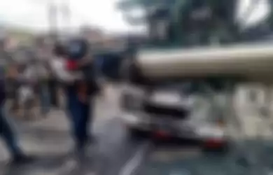Sopir truk trailer maut di Bekasi tempuh perjalanan jauh dari sini, pantas diduga mengantuk. Foto CCTV kecelakaan maut bikin merinding.