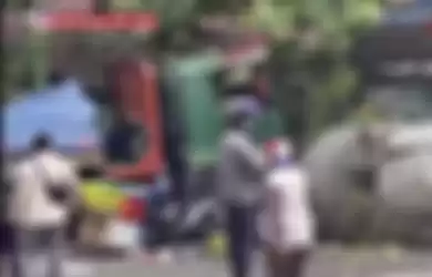 Penyebab kecelakaan maut truk trailer di Bekasi ternyata karena masalah sepele ini. Bukan gegara sopir ngantuk. Foto sopirnya dicari. 