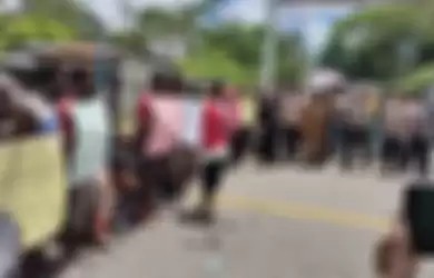 Perwira TNI AD terseret kasus mutilasi simpatisan KKB Papua gegara nikmati uang rampasan korban. Foto pelaku sempat disebarkan.
