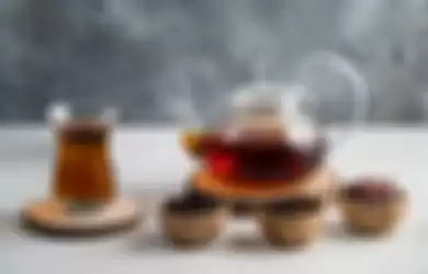 Cara menghilangkan noda teh membandel di gelas. 