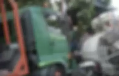 Kapolres Bekasi Kota Kombes Hengki keukeuh sebut penyebab kecelakaan maut karena kondisi sopir. Investigasi KNKT truk trailer salah jalan.