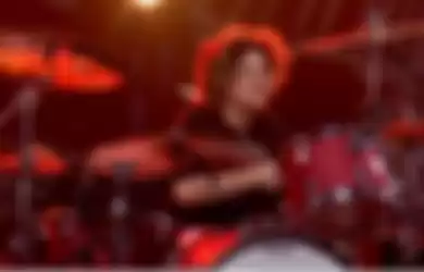 Putra Taylor Hawkins pecah nge-drum di lagu 'My Hero' pada konser tribute sang ayah