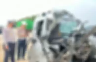 Mobil Toyota HiAce Nopol W 7202 NA hancur setelah mengalami kecelakaan di jalan tol Batang-Semarang. Kecelakaan ini menewaskan 7 orang.