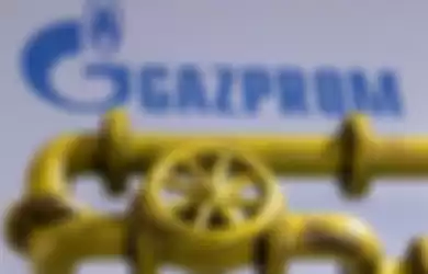 Ilustrasi logo perusahaan Rusia Gazprom dan pipa gas ke China