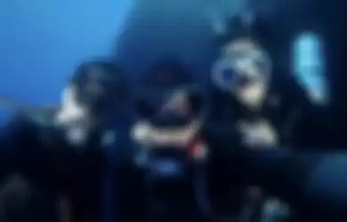 Gisel sengaja posting foto diving unik di akun media sosial miliknya. Mantan istri Gading Marten ini berhasil selfie bareng ikan cantik di Alor.