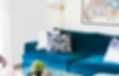 Ilustrasi sofa berwarna cerah di ruang tamu