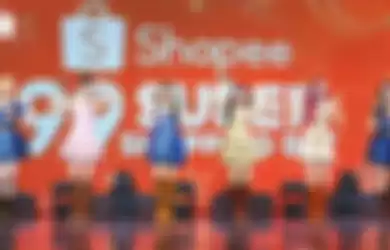 STAYC di TV Show Shopee 9.9 Super Shopping Day.