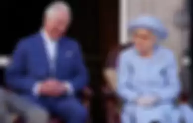 Raja Charles III dengan ibunya, mendiang Ratu Elizabeth II