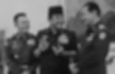 Eks Pasukan Cakrabirawa, Ishak Bahar Mengaku Letkol Untung Pamit Mau Culik Jenderal ke Soeharto Sebelum G30S/PKI, Benarkah? Bung Karno diapit dua jenderal Angkatan Darat, AH Nasution (kiri) dan Soeharto. Ketiganya tertawa lebar saat bertemu di Istana Merdeka, Jakarta, tahun 1966.
