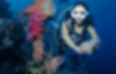 Gisel yang kuat main terus tanpa harus bobo lama dibikin puas bisa foto bareng model gagah ini. Foto diving Gisel diunggah.