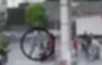 Pria lempar korek ke motor warga yang mengisi BBM di area SPBU Cirebon