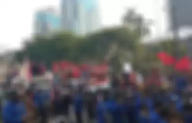 Gubernur Bengkulu Rohidin Mersyah nongkrong bareng mahasiswa pengunjuk rasa. Demo BBM naik di Patung Kuda malah ricuh.