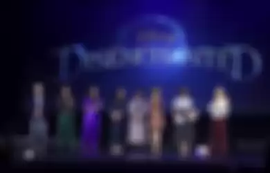 ANAHEIM, CALIFORNIA - SEPTEMBER 09: (L-R) Patrick Dempsey, James Marsden, Idina Menzel, Gabriella Baldacchino, Yvette Nicole Brown, Jayma Mays, Maya Rudolph, and Amy Adams speak onstage during D23 Expo 2022 at Anaheim Convention Center in Anaheim, California on September 09, 2022. (Photo by Jesse Grant/Getty Images for Disney)