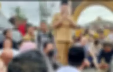 Gubernur Bengkulu Rohidin Mersyah nongkrong bareng mahasiswa pengunjuk rasa. Demo BBM naik di Patung Kuda malah ricuh.