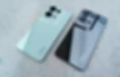 2 pilihan warna OPPO Reno8 Pro 5G, Glazed Green (kiri) & Glazed Black (kanan)