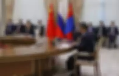 Vladimir Putin dan Xi Jinping mengadakan pertemuan trilateral dengan presiden Mongolia Ukhnaa Khurelsukh di Uzbekistan, 15 September 2022