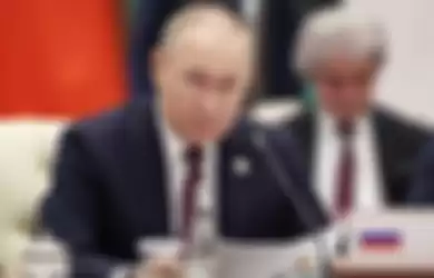 Presiden Rusia, Vladimir Putin duduk dalam pertemuan puncak Shanghai Cooperation Organization (SCO), di Samarkand, Uzbekistan. (16/9/2022)