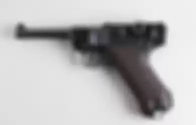 Pistol Luger buatan Jerman ini digunakan pada Perang Dunia I dan Perang Dunia II dan diduga ikut dipakai membunuh Brigadir Nofriansyah Yosua Hutabarat alias Briafir J. Pemiliknya diduga Ferdy Sasmbo atau Putri Candrawathi.