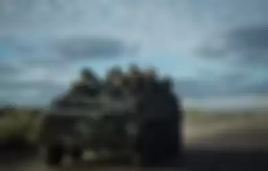 Pasukan Rusia mengendarai Armoured Personel Carrier (APC) di Kharkiv untuk melanjutkan pembebasan wilayah