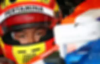 Ini 9 foto aksi Rio Haryanto mengibarkan Merah Putih di pentas F1. Sayang harus berhenti karena kurang uang. Siap nikahi Larissa Chou?