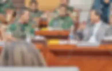 Menhan Prabowo Subianto (kanan) berbincang bersama Panglima TNI Jenderal TNI Andika Perkasa (kiri) saat mengikuti Rapat Dengar Pendapat (RDP) dengan Komisi I DPR di Kompleks Parlemen, Senayan, Jakarta, Senin (26/9/2022).