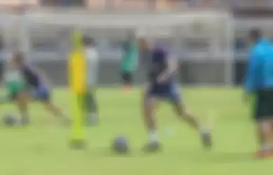 Striker Persib Bandung, Ciro Alves, nampak sedang menguasai bola ketika berlatih di Stadion Gelora Bandung Lautan Api, Jawa Barat, 1 Oktober 2022.