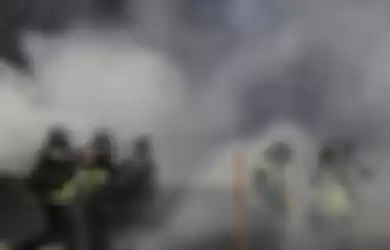 Tembakan gas air mata yang dilepaskan polisi di Tragedi Kanjuruhan. Ujungnya fatal. Kapolda Jatim repons begini. 