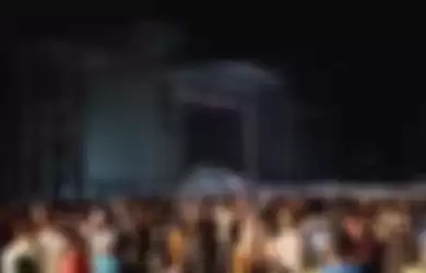 Konser Westlife minimalis tanpa lighting dan big screen saat tampil di Candi Prambanan, Minggu (2/10).