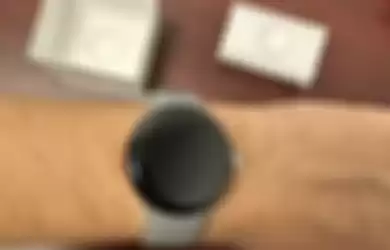 Suckmyn00dle memakai Google Pixel Watch miliknya.