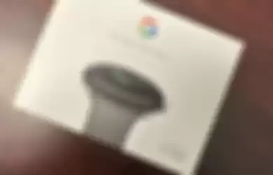 Tampilan penampang depan box Google Pixel Watch yang bertuliskan 