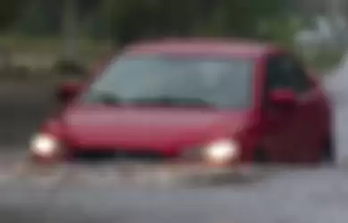 Batas aman mobil terobos banjir (ilustrasi)