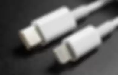 Ilustrasi kabel ligthning to USB dan USB-C. 