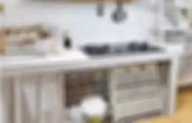 Inilah 5 cara mengatur dapur sempit agar rapi tanpa kitchen set. Saat foto hasilnya muncul, mertua sampai dibikin takjub lho!