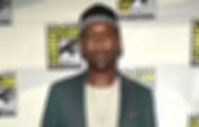 Mahershala Ali pada San Diego Comic-Con 2019 dengan menggunakan topi Blade.