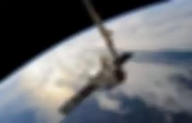ilustrasi satelit di luar angkasa