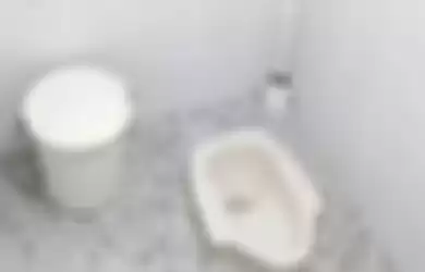 Ini desain kamar mandi sederhana tapi bersih yang dijamin nggak ketinggalan zaman. WC jongkok curi perhatian. 8 foto inspirasinya jadi bukti.