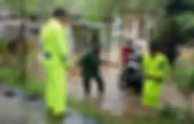 Banjir di Malang, polisi bantu proses evakuasi motor warga.