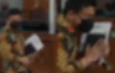 Ferdy Sambo menjalani sidang dakwaan terkait kasus pembunuhan berencana terhadap Brigadir Nopriansyah Yosua Hutabarat serta obstruction of justice atau menghalangi proses hukum di Pengadilan Negeri (PN) Jakarta Selatan, Senin (17/10/2022). Terungkap, buku hitam yang dibawa Ferdy Sambo saat sidang pe