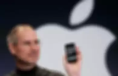 Pendiri Apple, Steve Jobs memperkenalkan Apple generasi pertama yang dirilis tahun 2007. 