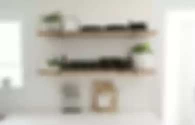 Ibu-ibu bisa mencoba memasang rak dinding minimalis model begini. Hasilnya, dapur mungil tampak kian cantik di foto ini.