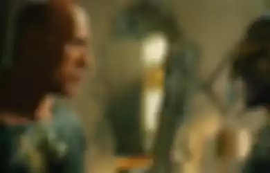 Teth Adam (Dwayne Johnson) bersama Hawkman (Aldis Hodge) di Black Adam (2022).