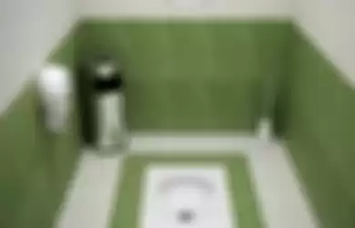 Desain kamar mandi sederhana nan murah tampak bersih kemilau karena trik begini. Kloset jongkok disorot. 8 foto estetiknya jadi bukti.