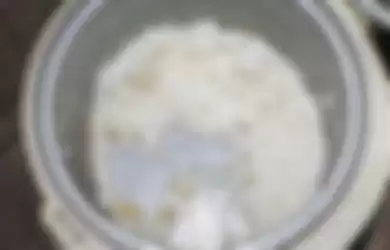 Aneka tips harian, begini cara menghilangkan bau pada rice cooker.