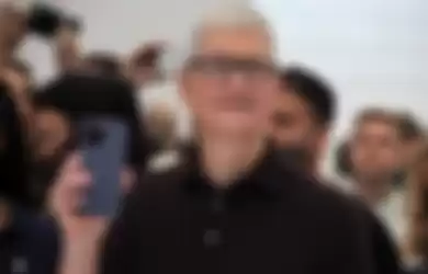 CEO Apple Tim Cook memegang iPhone 14 Pro Max