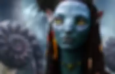 Zoe Saldana cerita sanggup tahan napas 5 menit di dalam air waktu syuting sekuel Avatar, Avatar: The Way of Water.