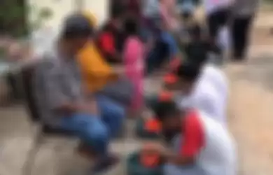 9 Pelajar Dihukum Polisi dengan Cuci Kaki Orangtua Usai Ketahuan Bolos Sekolah & Pesta Miras
